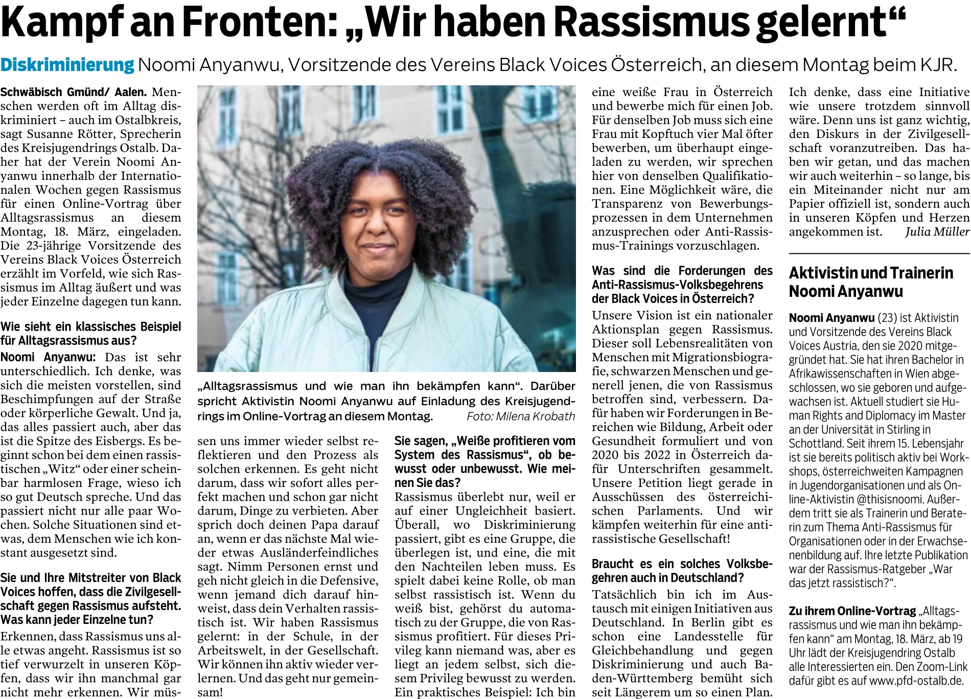 Ein Zeitungsartikel mit einem Foto einer Person mit lockigem Haar und Pullover, die vor einem Gebäude mit Bäumen steht. Der Text rund um das Foto diskutiert Rassismus und Aktivismus, mit einem Schwerpunkt auf Noomi Anyanwu und Black Voices Österreich.