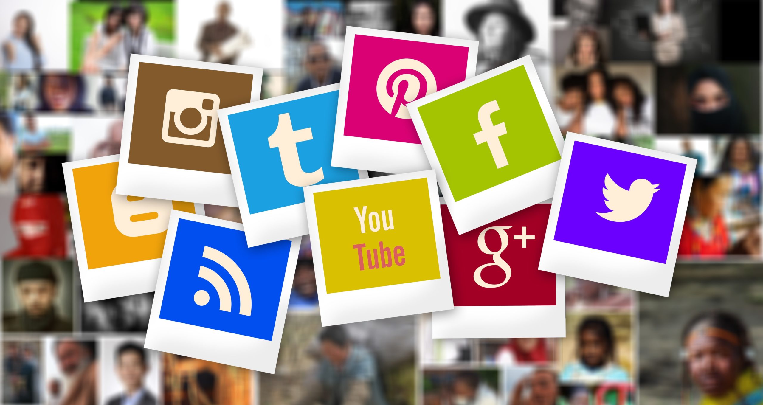 Eine Collage aus Social-Media-Symbolen, darunter Instagram, Pinterest, Tumblr, Facebook, RSS, YouTube, Google Plus und Twitter, vor einem unscharfen Hintergrund mit Fotos verschiedener Personen.